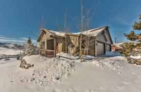 Private Hot Tub, Minutes to Ski, Cozy Getaway, Beautiful Condo- Large 3BR, Private Garage!